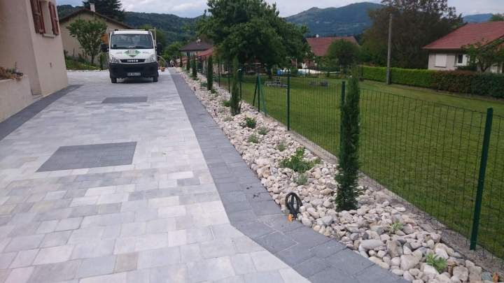 Allée en pavés avec bordure végétalisée