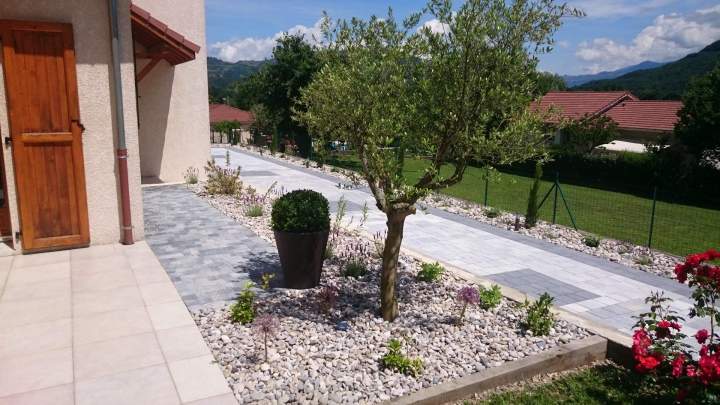 Allée en pavés et création végétale