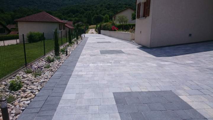 Allée en pavés avec bordure végétalisée