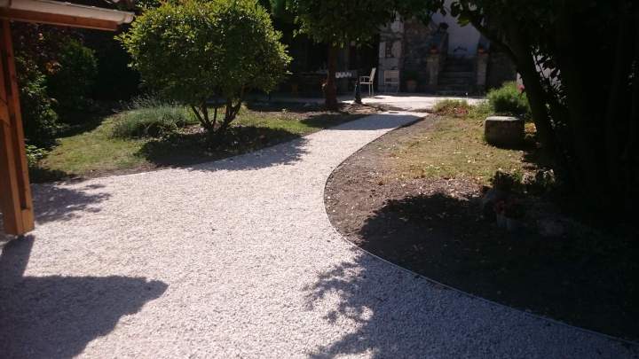 Allée en graviers avec plaques alvéolées