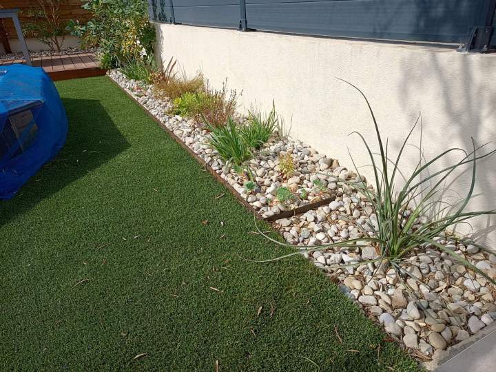 Massif végétalisé avec bordure corten et gazon synthétique