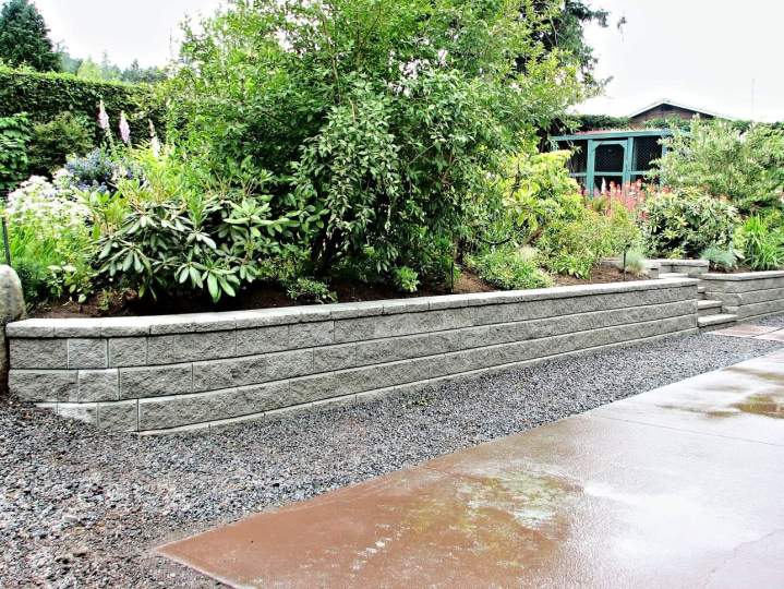 Des murets solides en pierre ou béton pour vos jardins
